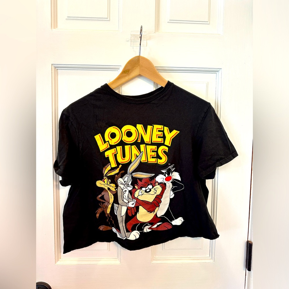 Black cropped Looney Tunes shirt. Front and back screen print.M